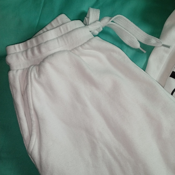 ♥️🤍💛 NWOT Womens Mickey Mouse Print Joggers Park Urban Street Size 4 W/ Socks - Picture 2 of 6